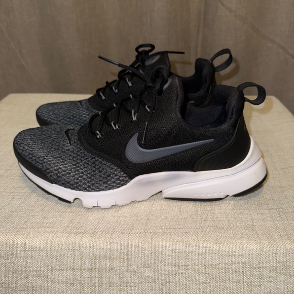 Nike | Youth Presto Fly | Size 7Y - Picture 2 of 7